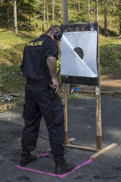 Shooting Police officers shoot from gun to target — Stock Photo, Image