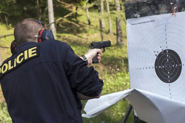 Schieten politieagenten schieten uit het pistool naar doel — Stockfoto