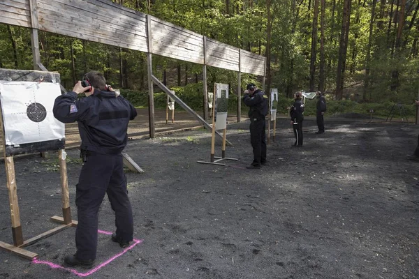 Polizisten schießen aus Waffe auf Zielscheibe — Stockfoto