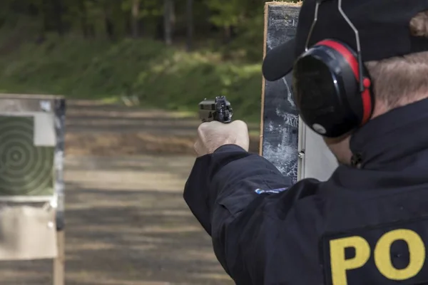 Schieten politieagenten schieten uit het pistool naar doel — Stockfoto