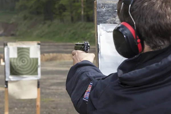 Polizisten schießen aus Waffe auf Zielscheibe — Stockfoto