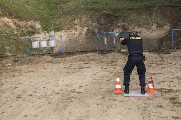 Polizisten schießen aus Waffe auf Zielscheibe — Stockfoto