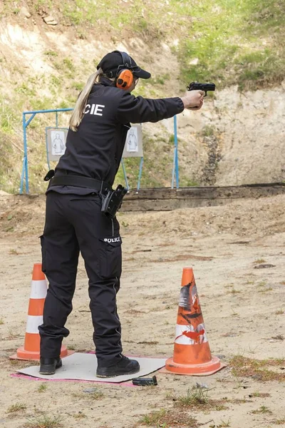 Tiro Policiais atiram de arma em alvo — Fotografia de Stock