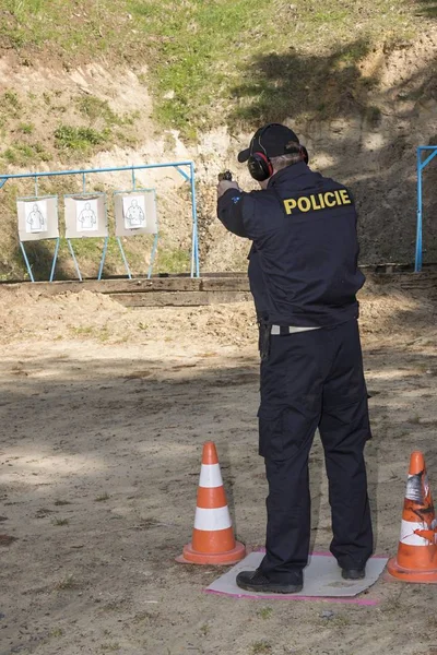 Tiro Policiais atiram de arma em alvo — Fotografia de Stock