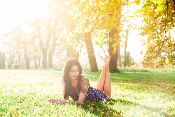 Молодая Симпатичная Девушка Траве Осенний Свет Солнца — стоковое фото