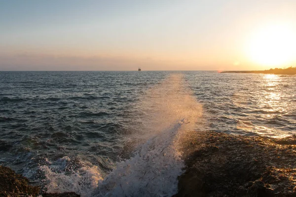 Deniz günbatımında fırtına dalgaları uçurumlar güneş denizi 