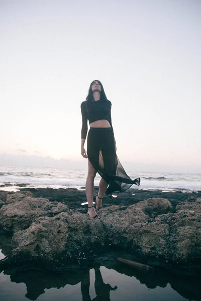 # Genç moda, güzel bir kadın # # Deniz ve rüzgârla kıyılarda #