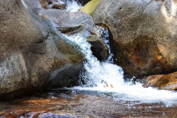 岩や滝を流れる水は — ストック写真