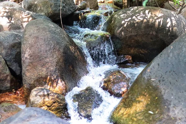 Água Que Flui Sobre Rochas Cachoeira — Fotografia de Stock