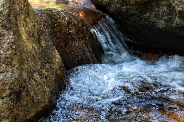 岩や滝を流れる水は — ストック写真