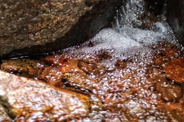 岩の上を流れる水 — ストック写真