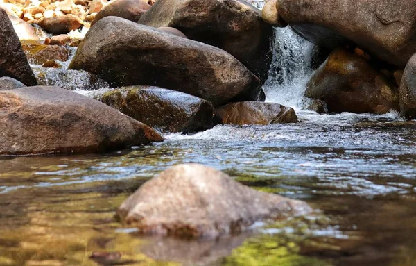 岩の上を流れる水 — ストック写真