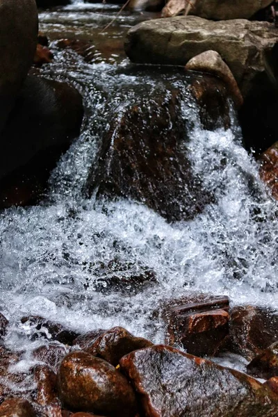 岩の上を流れる水 — ストック写真