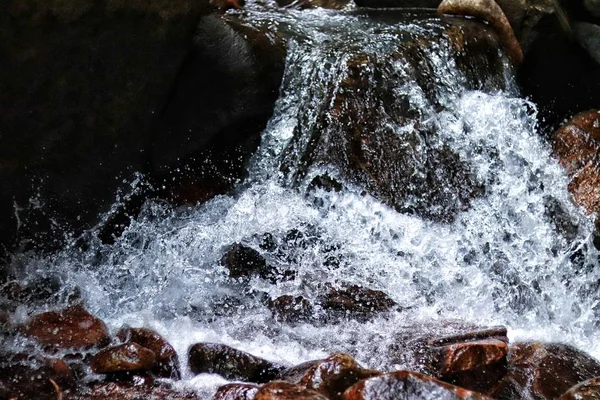 Wasser Fließt Über Die Felsen — Stockfoto