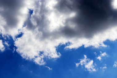 Aydınlık bahar gününde beyaz bulutlu mavi gökyüzü
