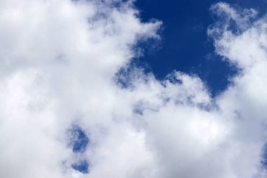 parlak mavi gökyüzü ve yumuşak beyaz bulutlar arkaplan ve doku