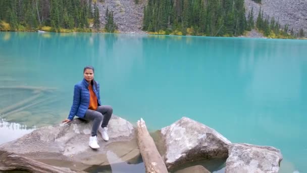 Lago Joffre Whistler Canada, hombres jóvenes visitando el parque de lagos Joffre British Colombia Canada, mujer sentada junto al lago — Vídeos de Stock
