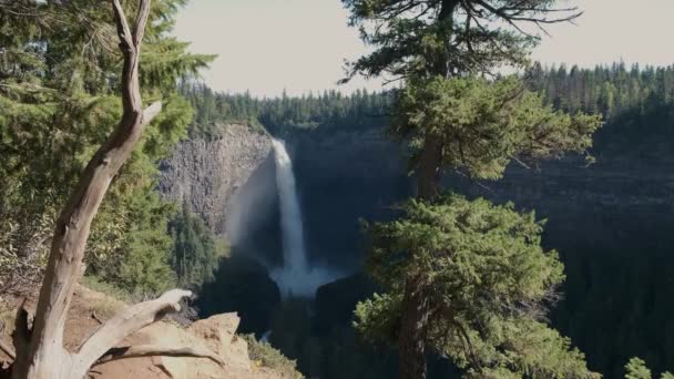 Helmcken Şelalesi, Kanada, British Columbia 'daki Wells Gray Provincial Park' ın en ünlü şelalesi. — Stok video