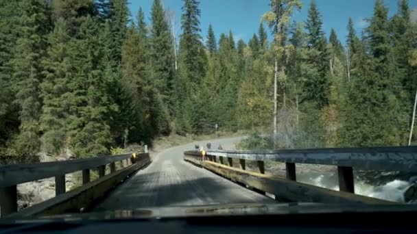 Winter mountain road with Rocky Mountains in a background, Alberta, Kanada Október 2019 — Stock videók