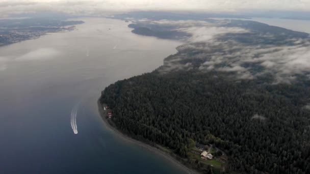 Vista aérea sobre la isla Quadra, Faro Isla Quadra Cape Mudge Canadá — Vídeo de stock