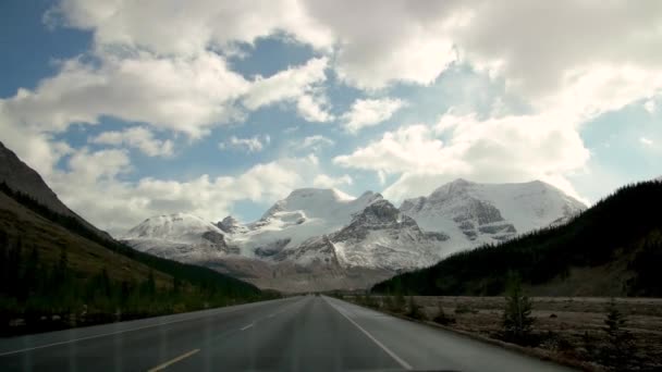 Winter-Bergstraße mit felsigen Bergen im Hintergrund, Alberta, Kanada Oktober 2019 — Stockvideo