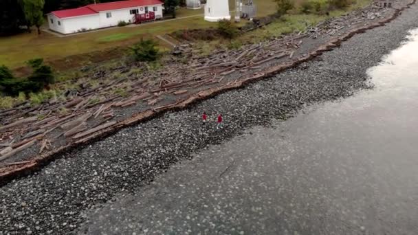 Vista aérea sobre la isla Quadra, Faro Isla Quadra Cape Mudge Canadá — Vídeos de Stock