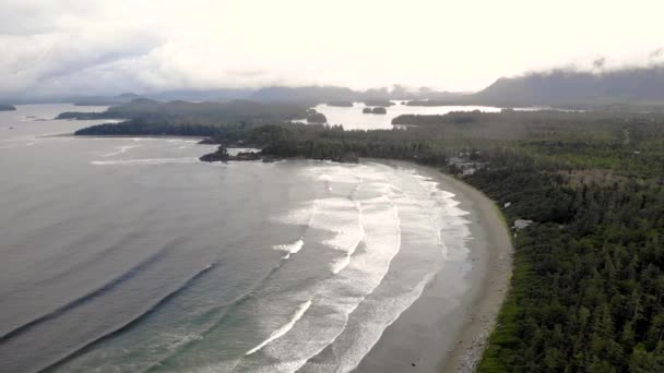 Tofino Vancouver Island, légi kilátás a strandon Tofino az emberek szörföznek napnyugtakor Vancouver Island Kanada — Stock videók