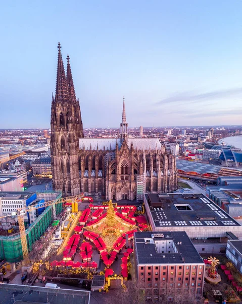 Mercado de Navidad frente a la Catedral de Colonia, Alemania — Foto de Stock