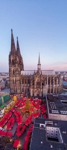 Mercado de Navidad frente a la Catedral de Colonia, Alemania — Foto de Stock