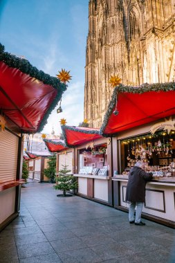 Köln Almanya Aralık 2019, Köln katedralinin yanındaki Noel pazarında insanlar