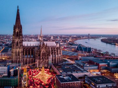 Köln Almanya Noel pazarı, Köln Ren Nehri üzerinde hava aracı manzarası Almanya