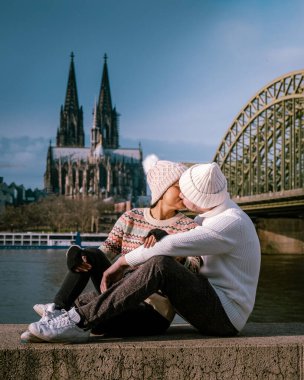 Köln Almanya, genç bir çift Köln Almanya 'da şehir gezisinde.
