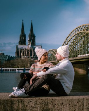 Köln Almanya, genç bir çift Köln Almanya 'da şehir gezisinde.