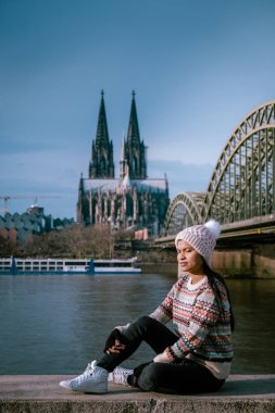 Köln Koln, Köln Almanya şehir gezisi sırasında Ren Nehri 'nde bir kadın.