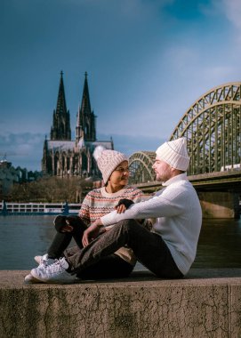 Köln Almanya, genç bir çift Köln Almanya 'da şehir gezisinde.