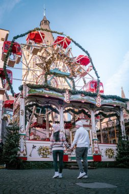 Genç çift, şehir gezisi sırasında Köln Almanya 'daki Noel pazarını, Noel pazarındaki kadın ve erkekleri ziyaret ediyor.