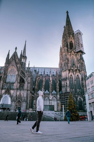 Junge Männer besuchen die Stadt Köln — Stockfoto