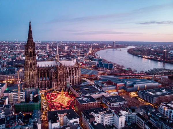 Keulen Duitsland Kerstmarkt, luchtfoto drone uitzicht over Keulen rhine rivier Duitsland — Stockfoto