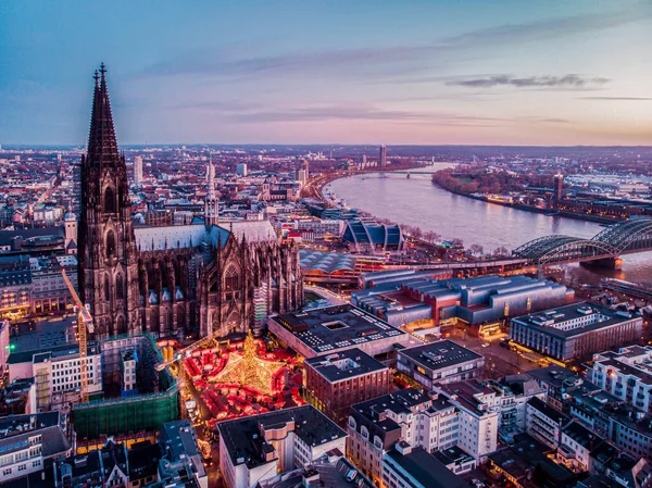 Colonia Alemania Mercado de Navidad, vista aérea del dron sobre el río Rin de Colonia Alemania — Foto de Stock