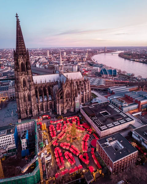 Kölner Weihnachtsmarkt, Drohnen-Blick über den Kölner Rhein — Stockfoto