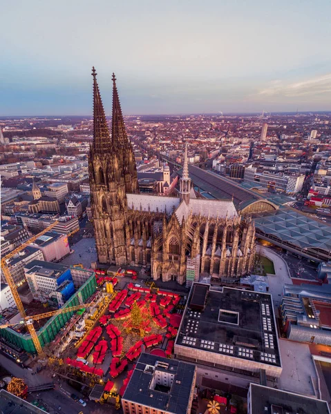 Kölner Weihnachtsmarkt, Drohnen-Blick über den Kölner Rhein — Stockfoto