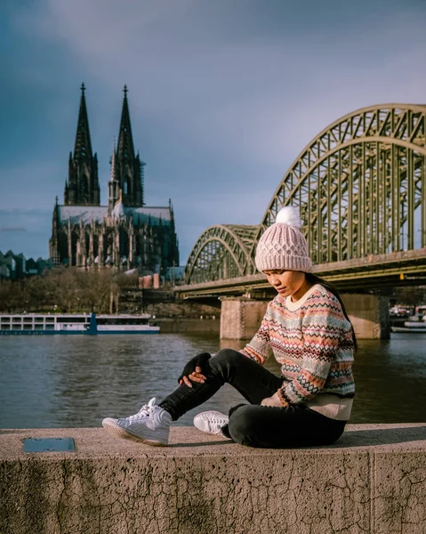 Köln Koln, Köln Almanya şehir gezisi sırasında Ren Nehri 'nde bir kadın.