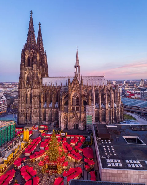 Kölner Weihnachtsmarkt, Drohnen-Blick über den Kölner Rhein — Stockfoto