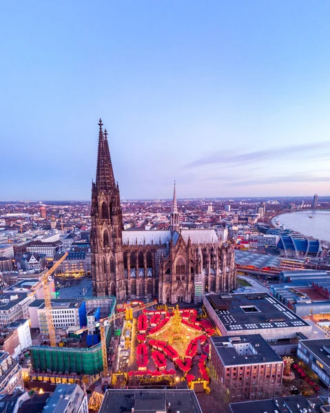 Colonia Alemania Mercado de Navidad, vista aérea del dron sobre el río Rin de Colonia Alemania — Foto de Stock