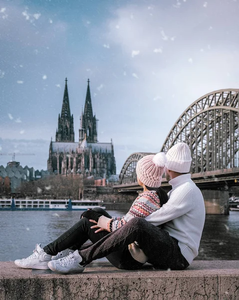 Köln deutschland, junges paar auf stadttour im dezember bei schneefall besuchen sie den riesigen dom in köln dom — Stockfoto