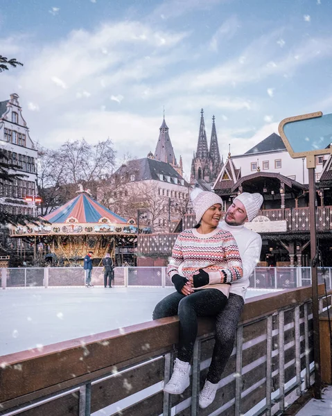 Köln deutschland, junges paar auf stadttour im dezember bei schneefall besuchen sie den riesigen dom in köln dom — Stockfoto