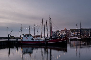 Urk Nehterlands Aralık 2019, Urk Flevoland limanında bulutlu bir akşam.