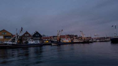 Urk Nehterlands Aralık 2019, Urk Flevoland limanında bulutlu bir akşam.