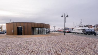 Urk Nehterlands Aralık 2019, Urk Flevoland limanında bulutlu bir akşam.