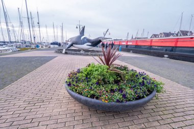 Urk Nehterlands Aralık 2019, Urk Flevoland limanında bulutlu bir akşam.